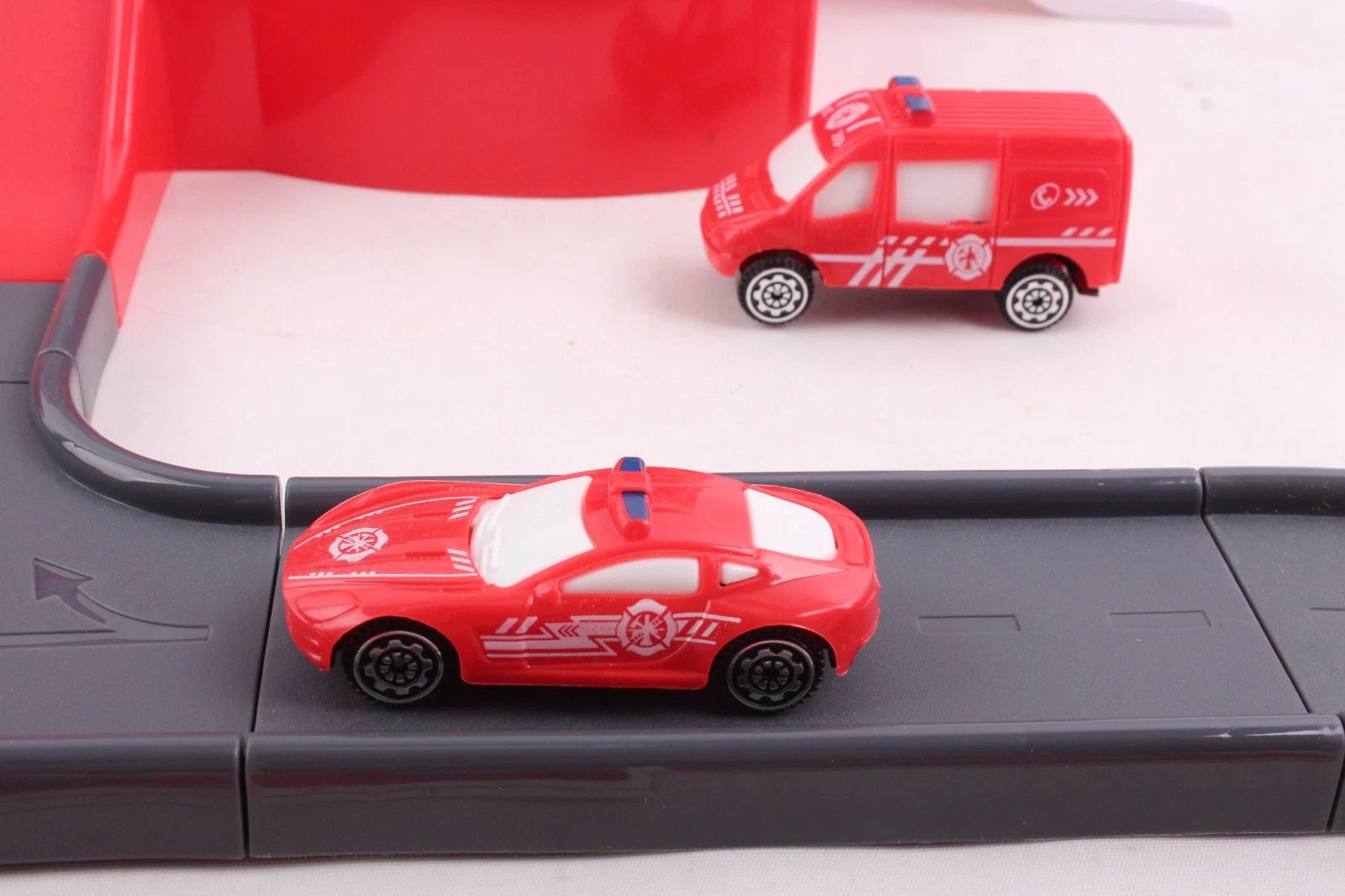 Fire Engines Parking Playset Children's Toy Car Truck Fire Man Fire Truck Red